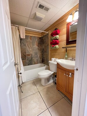 Combined shower/bathtub, hair dryer, towels, soap