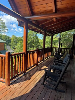 Property grounds - Gamblers Cove, Pigeon Forge Cabin, Mountain View, pool table, Arcade Game (Pigeon Forge)