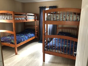 3 bedrooms, iron/ironing board, WiFi, bed sheets