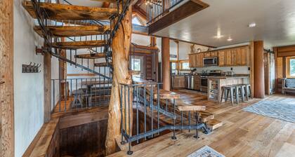 Relax in This Chalet: 2 bd/2 ba, BBQ, WiFi, Games & Mountain Views- 7 mi to GNP
