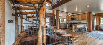 Relax in This Chalet: 2 bd/2 ba, BBQ, WiFi, Games & Mountain Views- 7 mi to GNP