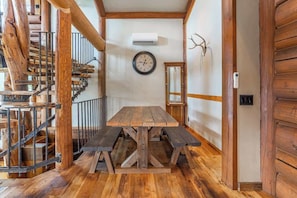 Dining - Family-Friendly Chalet:BBQ, WiFi,Games& Mtn Views! (Coram)