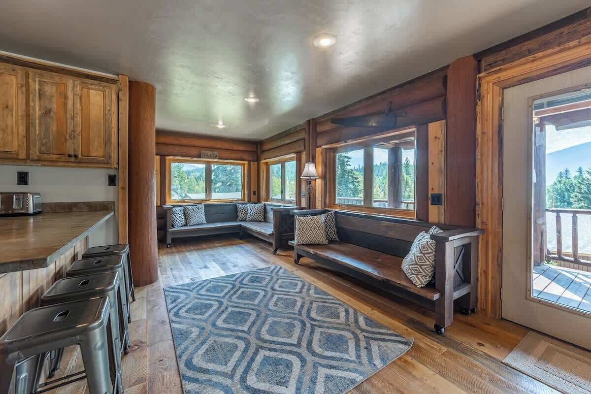 Smart-TV, peis, DVD-spiller og kontorer