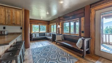 Smart-TV, peis, DVD-spiller og kontorer