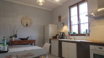 Réfrigérateur, micro-ondes, four, plaque de cuisson