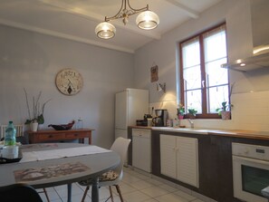 Réfrigérateur, four à micro-ondes, un four, surface de cuisson