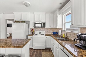 Réfrigérateur, four à micro-ondes, un four, surface de cuisson