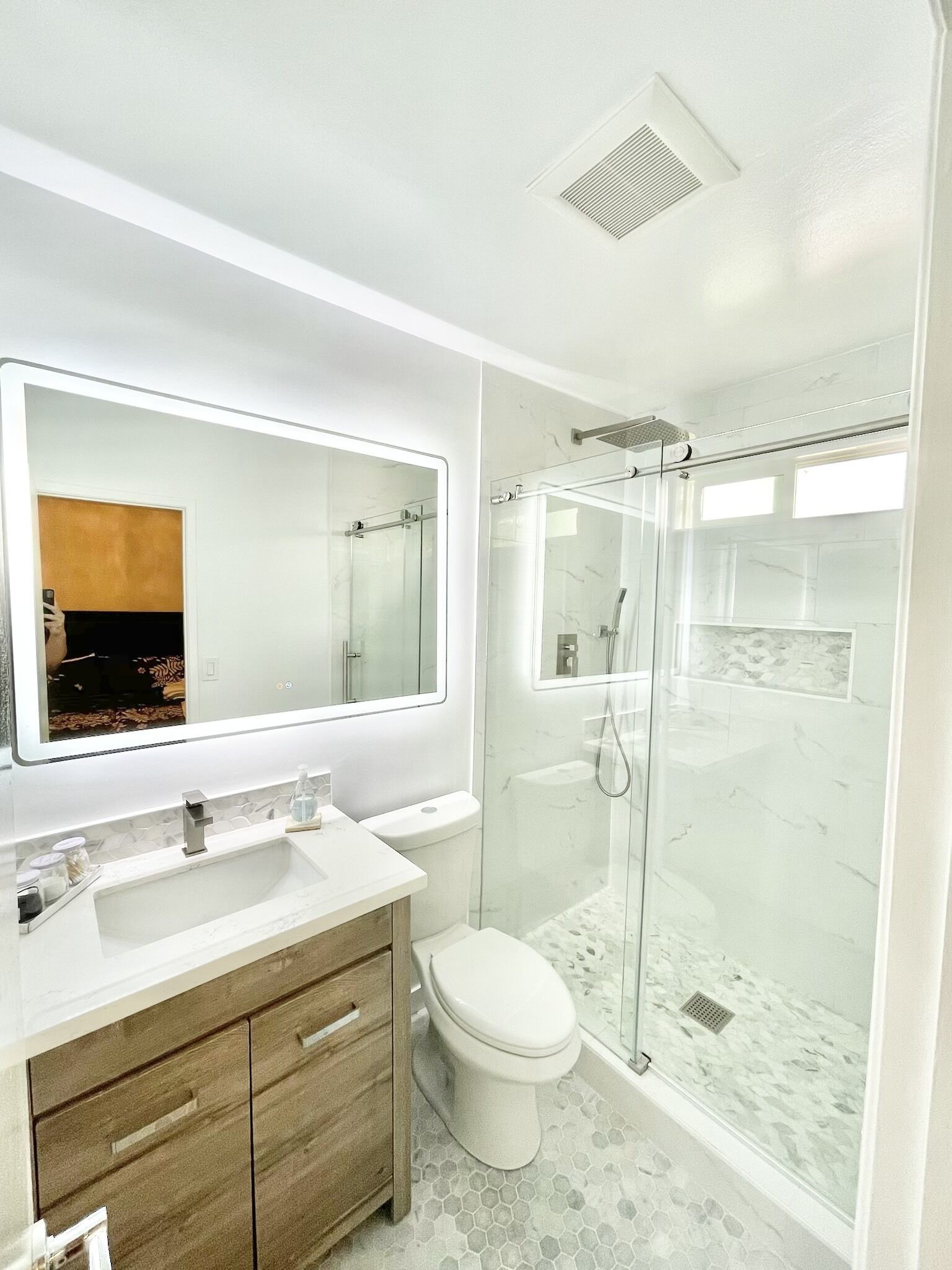 Fit for a King in Pasadena. Free Drinks, Pets. 