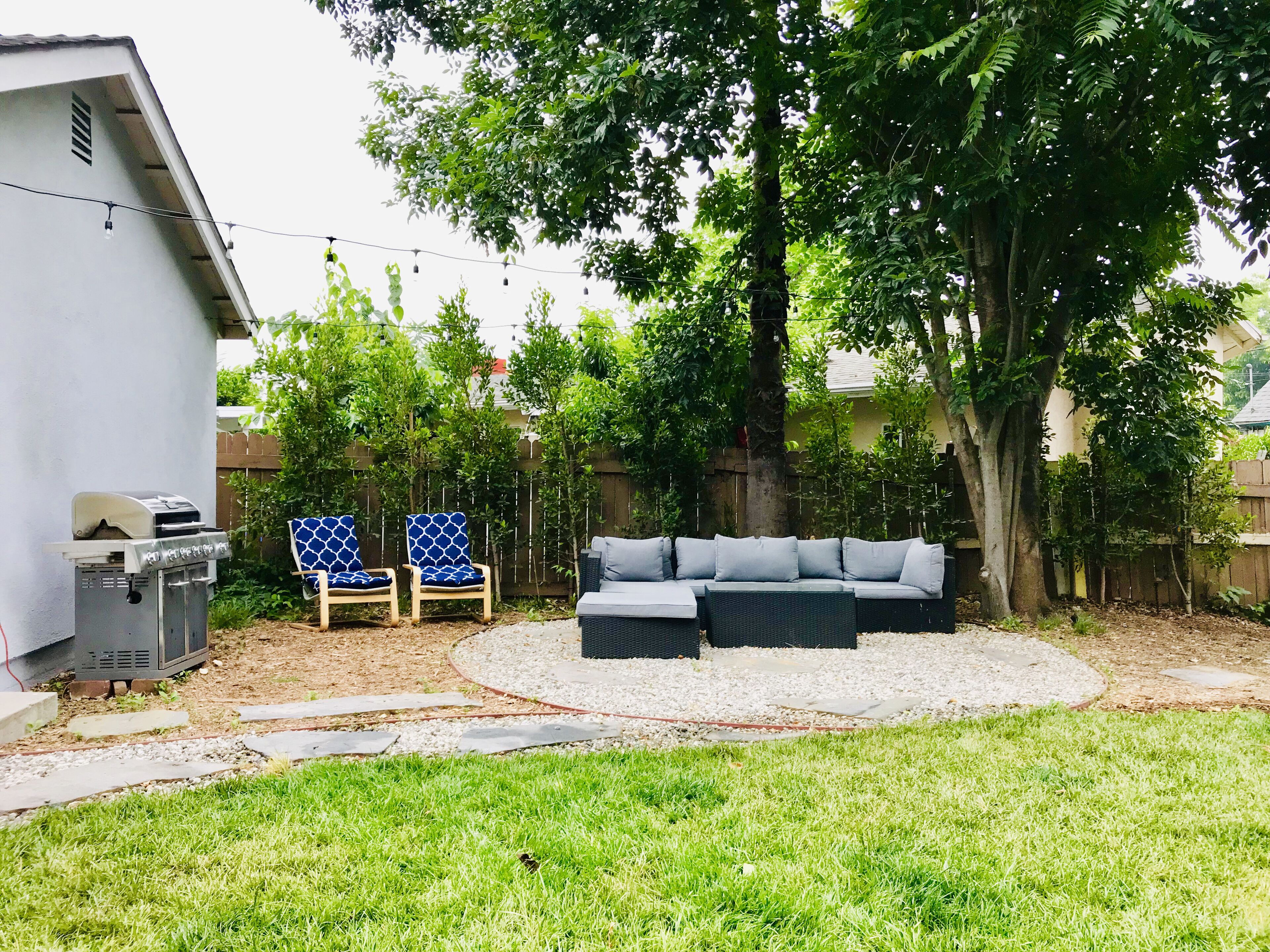 Fit for a King in Pasadena. Free Drinks, Pets. 