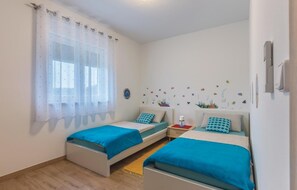 3 bedrooms, in-room safe, travel cot, free WiFi