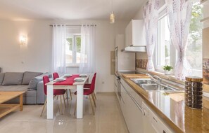 ثلاجة، موقد طهي مسطح، غسالة أطباق، ماكينة لصنع القهوة/الشاي