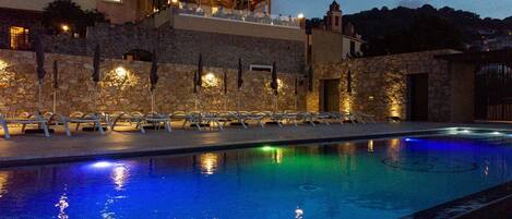 Outdoor pool, a heated pool