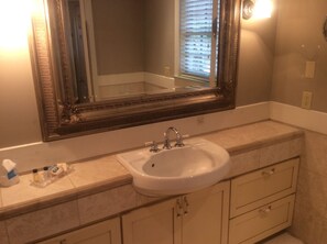 Combined shower/bathtub, jetted bath, hair dryer, towels - Romantic Spa Experience in Luxurious Creekside Honeymoon Cottage in the Landings (Steinhatchee)