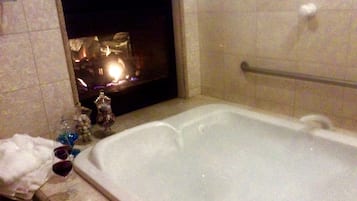 Combined shower/tub, jetted tub, hair dryer, towels