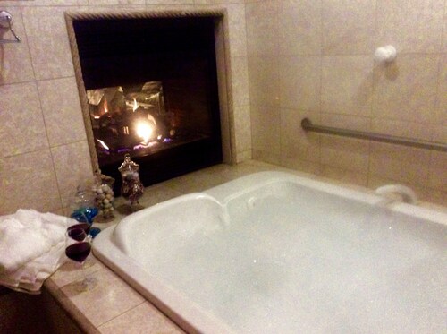 Romantic Spa Experience in Luxurious Creekside Honeymoon Cottage in the Landings
