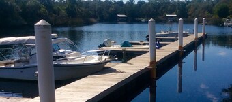 Romantic Spa Experience in Luxurious Creekside Honeymoon Cottage in the Landings
