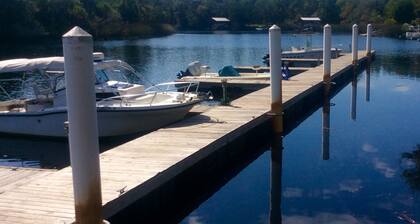 Romantic Spa Experience in Luxurious Creekside Honeymoon Cottage in the Landings