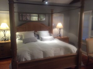 1 bedroom, pillow-top beds, WiFi, bed sheets - Romantic Spa Experience in Luxurious Creekside Honeymoon Cottage in the Landings (Steinhatchee)