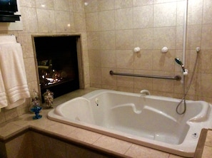 Combined shower/bathtub, jetted bath, hair dryer, towels