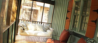 Romantic Spa Experience in Luxurious Creekside Honeymoon Cottage in the Landings