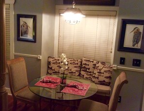 Dining - Romantic Spa Experience in Luxurious Creekside Honeymoon Cottage in the Landings (Steinhatchee)