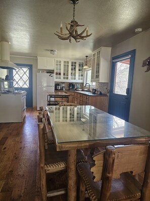 冰箱、微波炉、烤箱、炉灶