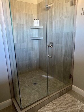 Ensemble douche/baignoire, sèche-cheveux, serviettes fournies, savon