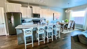 Refrigerador, microondas, horno, placa de cocina