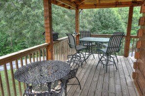 Outdoor dining - Bears Den, Pigeon Forge, Arcade game, Hot Tub (Pigeon Forge)