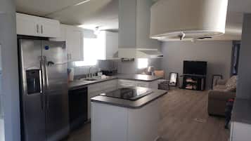 Geladeira, micro-ondas, fogão, cooktop