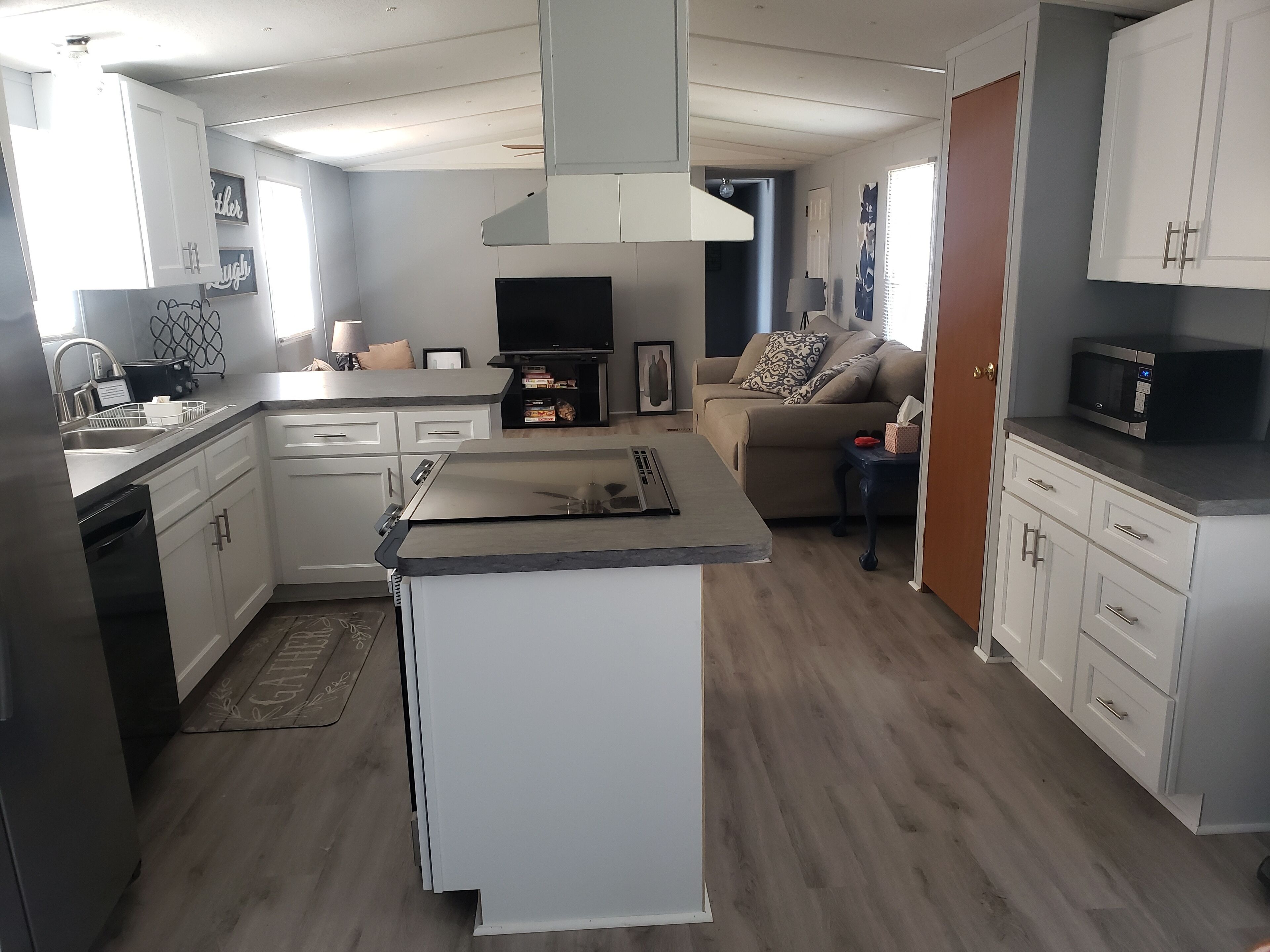 Beautiful Waterfront Home on Lake Gaston with pontoon rental option