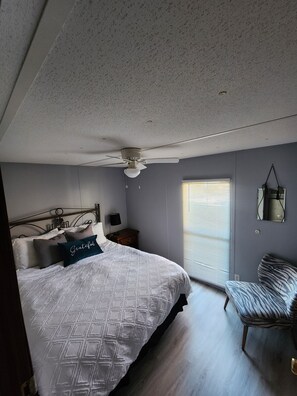 3 bedrooms, iron/ironing board, free WiFi, bed sheets - Beautiful Waterfront Home on Lake Gaston + Pontoon Rental Option (Henrico)