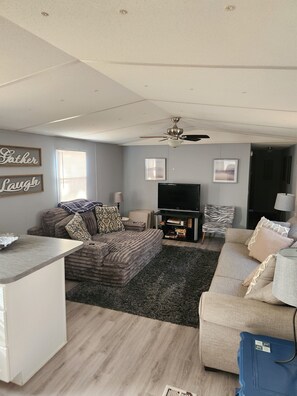 Smart TV, DVD player, stereo - Beautiful Waterfront Home on Lake Gaston + Pontoon Rental Option (Henrico)