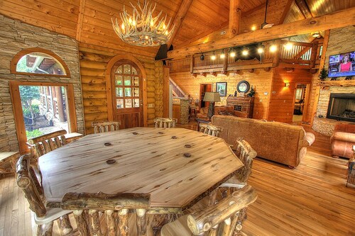 Private Fishing pond, Firepit, Waterfall, Creek, Grandchildren will love