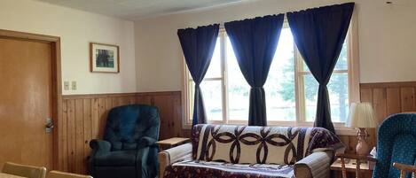 TV, peis, DVD-spiller og bøker