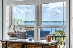 Une chambre avec vue sur un plan d’eau et un pont.
