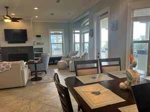 Smart TV, ping pong, books - The Sea Turtle House-Sound View -Canal-Dock-Private Pool-Elevator 3BR 3BTH (Navarre)