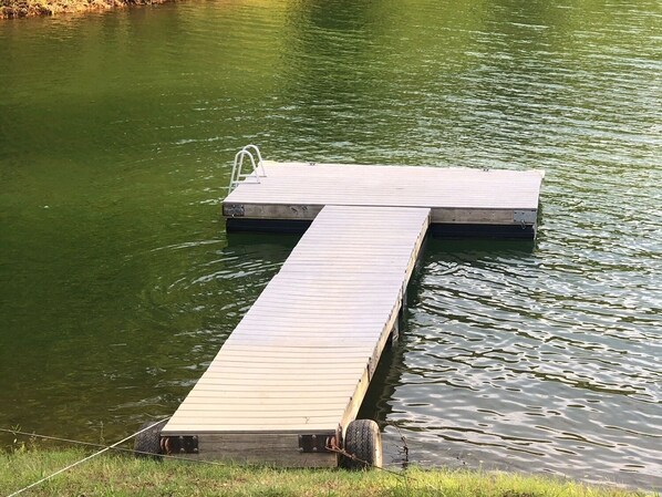 Un muelle de madera que se adentra en el agua.