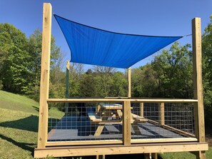 Outdoor dining - LakeFront Cabin Private Dock ez access nr Smoky Mtn dates avail (Dandridge)