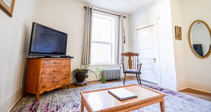 Historic 1 Bedroom Apartment Downtown Near Shopping Restaurants & SeaLife Center