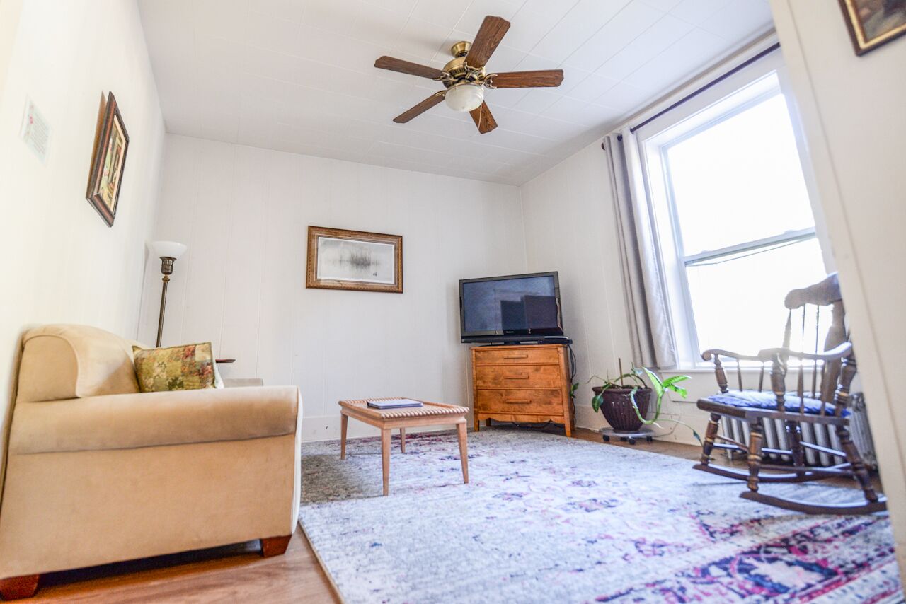 Historic 1 Bedroom Apartment Downtown Near Shopping Restaurants & SeaLife Center