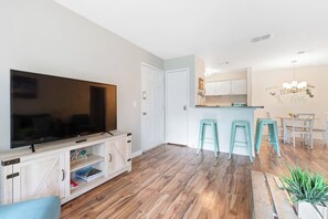 Interior - Beach Walk -optional BIKES-Pool-Walk 2 PierVillage (Saint Simons Island)