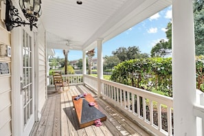 Terrace/patio - Beach Walk -optional BIKES-Pool-Walk 2 PierVillage (Saint Simons Island)