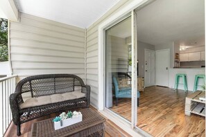 Terrace/patio - Beach Walk -optional BIKES-Pool-Walk 2 PierVillage (Saint Simons Island)