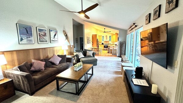 Smart TV, chimenea, videojuegos y futbolito 