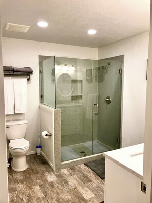 Bañera con ducha, secador de pelo, toallas, jabón