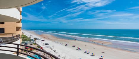 Plage, chaises longues, serviettes de plage