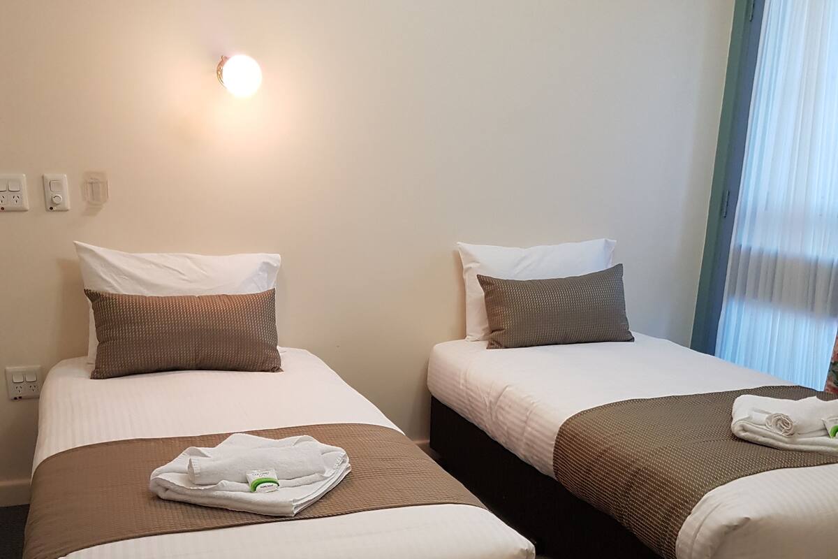 Standard Twin Room | Iron/ironing board (on request), WiFi (free), bed sheets