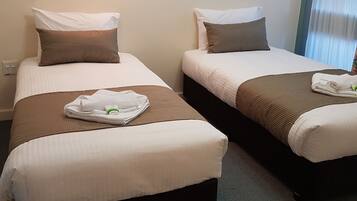 Standard-Zweibettzimmer | Bügeleisen/Bügelbrett, kostenloses WLAN, Bettwäsche