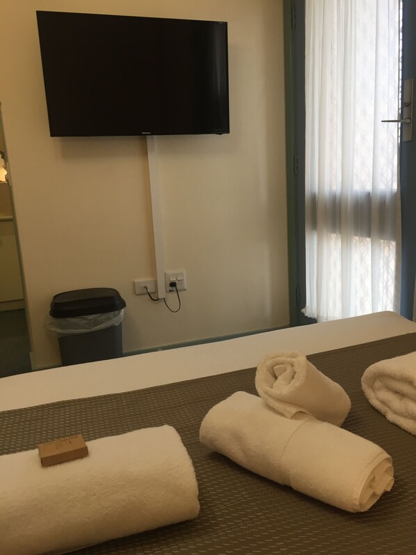 Iron/ironing board, free WiFi, bed sheets - Port Pirie Accommodation and Apartments (Risdon Park)